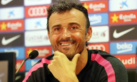 Phóng viên mang bạn gái đi phỏng vấn cùng, Luis Enrique hào hứng
