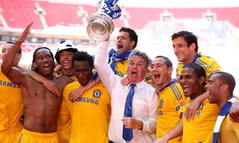 Phù thủy Chelsea, thầy của Park Hang-seo giải nghệ