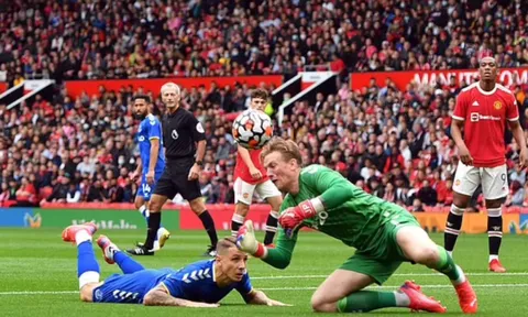 Man United ghi bàn từ tình huống tấu hài của sao tuyển Anh