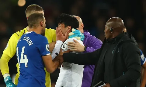 Pochettino: "Tại sao các trọng tài lại không làm vậy?"