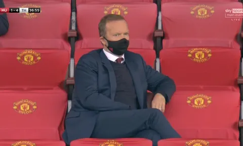 Pogba cười tươi, Solskjaer chết lặng, còn Ed Woodward nghĩ gì khi M.U bị làm nhục?