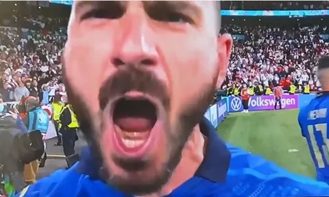 Saka hỏng pen, Bonucci chạy ngay đến camera hét 1 câu
