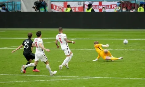 Joachim Low nói đúng 1 câu về tình huống phí phạm của Muller