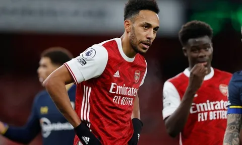 Dính thẻ đỏ, Gabriel nhận ngay "giáo huấn" từ Aubameyang