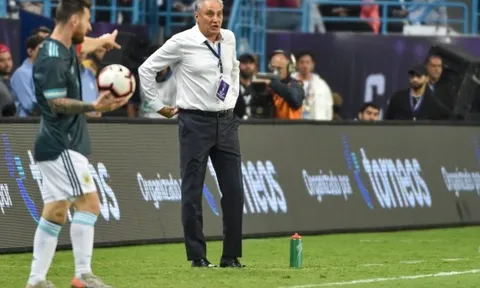 SỐC! Messi hành xử không thể tin nổi với HLV Brazil trong ngày đoạt cúp