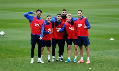Trở về sau QBV, Messi trở thành 'nạn nhân' của dàn sao Barca