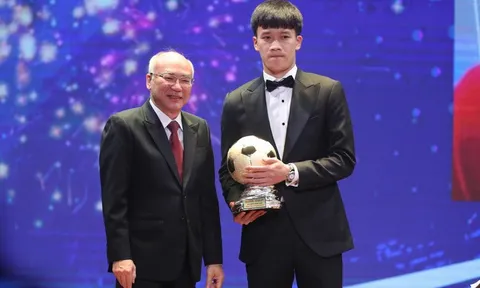 Hoàng Đức, Huỳnh Như và Hồ Văn Ý đạt danh hiệu Quả bóng Vàng 2021