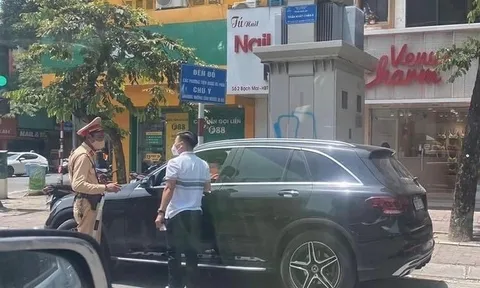 Cầu thủ Quang Hải bị CSGT dừng xe Mercedes vì va chạm ôtô