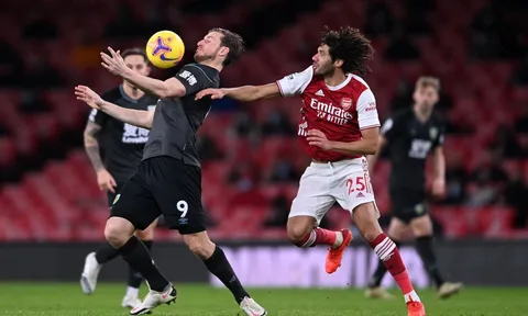 Quá chán Arsenal, "sếp sòng" ngồi chơi game trên khán đài?
