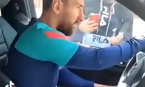 Quá mệt mỏi, Messi xù lông nhím khiến fan Barca phải lùi lại xin lỗi