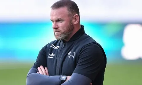 Rooney tắc bóng khiến 1 học trò chấn thương nghỉ 2 tháng