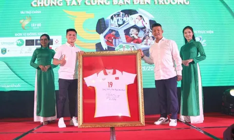 Quang Hải đấu giá áo ĐTQG, ủng hộ quỹ thiện nguyện tại Cần Thơ