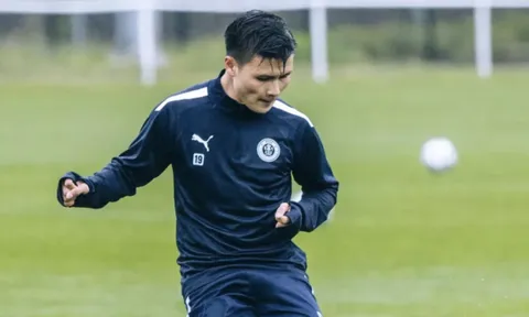 Quang Hải kiến tạo thành bàn trong buổi tập ở Pau FC