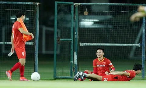 Quang Hải trêu Tuấn Anh; Malaysia tuyên bố “cứng”