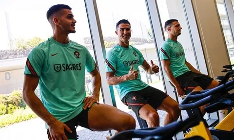 Quên đi Ten Hag, Ronaldo tươi rói ở đội tuyển Bồ Đào Nha