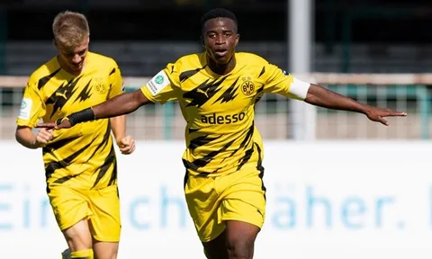 Quên Haaland hay Sancho đi, "thần đồng" của Dortmund tiếp tục gây bão