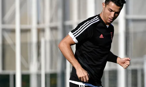 Quên nỗi buồn đội tuyển, Ronaldo thể hiện 'uy quyền' với Sarri