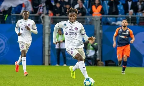 Quỷ đỏ săn quái vật tuyến giữa của Borussia Monchengladbach
