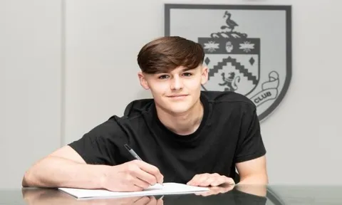 Xác nhận: Rời Man Utd, tiền vệ người Anh gia nhập Burnley