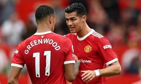 Ronaldo đào sâu xung đột thế hệ tại MU