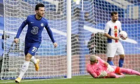 Ra mắt ấn tượng, Ben Chilwell sánh ngang Deco và Morata