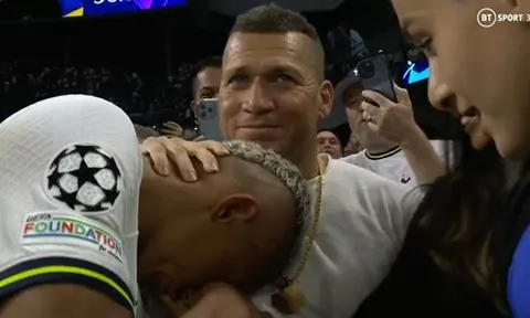 Lập cú đúp, Richarlison rơi nước mắt