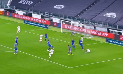 Ra mắt sát cánh cùng Ronaldo, "măng non" vung chân thành bàn "cực ngọt"