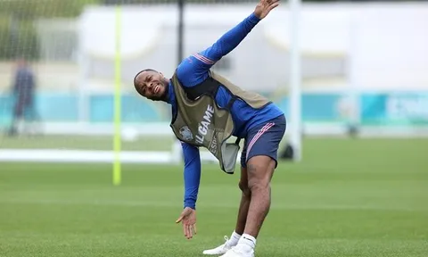 Raheem Sterling thi triển kỹ năng trước Marcus Rashford