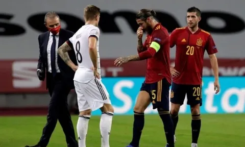 Ramos nằm sân, hành động bất ngờ của Toni Kroos khiến CĐV Real phát sốt