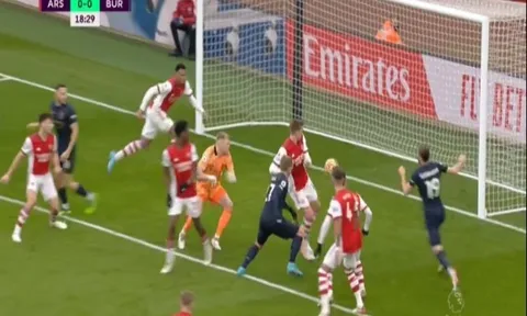 Ramsdale suýt hóa tội đồ; Lacazette dứt điểm như nghiệp dư