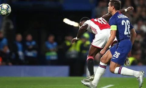 'Rào phòng ngự' 9 người của Chelsea bị xé toang bởi 1 pha tạt bóng