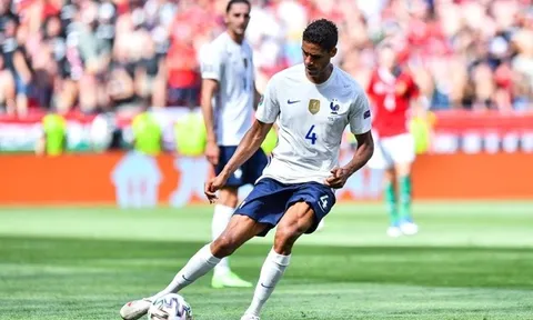 Đại diện Varane muốn gặp Man Utd