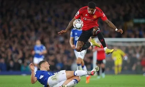 Rashford phản ứng, NHM Man Utd phẫn nộ vì bị tước bàn thắng