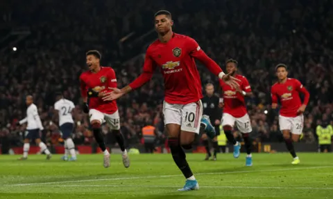 Rashford thăng hoa, Mourinho nhận "trái đắng" tại Old Trafford
