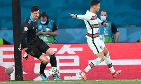 Rê bóng loại bỏ Ronaldo, Courtois nói 1 từ sau trận