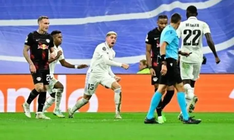 Real gặp khó; PSG 'bay' với tam tấu