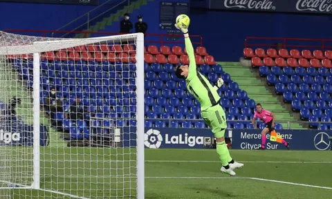 Real thoát thua, Courtois ra tuyên bố gắt về Zidane và các đồng đội