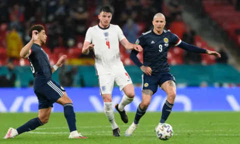 Roy Keane: "Tư duy của tuyển Anh là chuyền ngang rồi chuyền về"