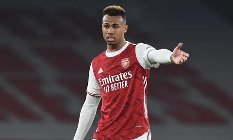 Rio Ferdinand chỉ trích 1 cái tên Arsenal sau trận thua Liverpool