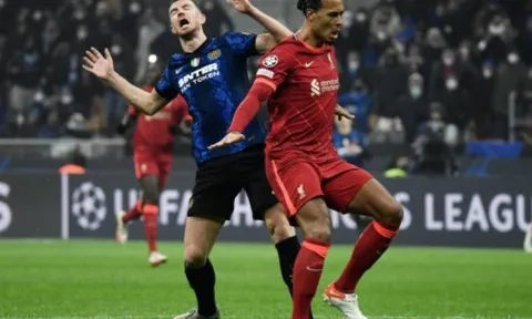 Rio Ferdinand: "Van Dijk gần như đã gian lận"