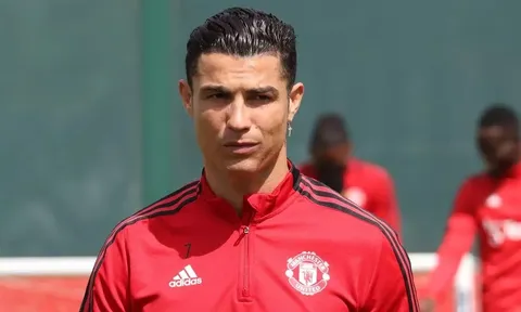 Ronaldo sốc, không dám sử dụng hồ bơi xuống cấp của MU