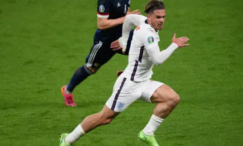 Rõ lý do Jack Grealish đi tất thấp