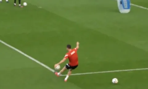 Lewandowski chỉnh thước ngắm, một CĐV "ăn đủ"