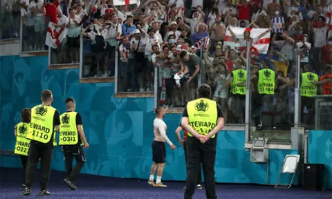 Roberto Carlos cũng không thể ngồi yên với màn trình diễn của Luke Shaw