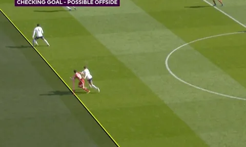 VAR vừa khước từ bàn thắng của Liverpool sít sao ra sao?