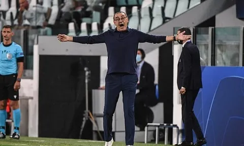 Rời Juventus 1 thời gian, Sarri vẫn bị trò cũ "xát muối"