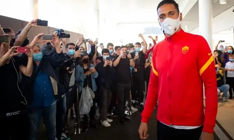 Rời Man Utd, Smalling ngay lập tức "gây bão" ở Roma