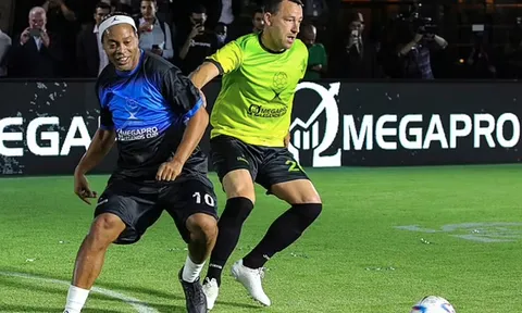 Ronaldinho đọ tài với Terry dưới ngọn tháp cao nhất thế giới