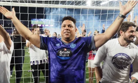 Ronaldo 'béo' đạp xe 500 km ăn mừng đội nhà lên hạng