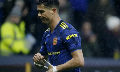 Ronaldo bỏ vào đường hầm sau trận hòa Burnley